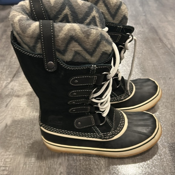 Sorel Joan of Arctic boot with chevron fleece trim - Picture 2 of 9
